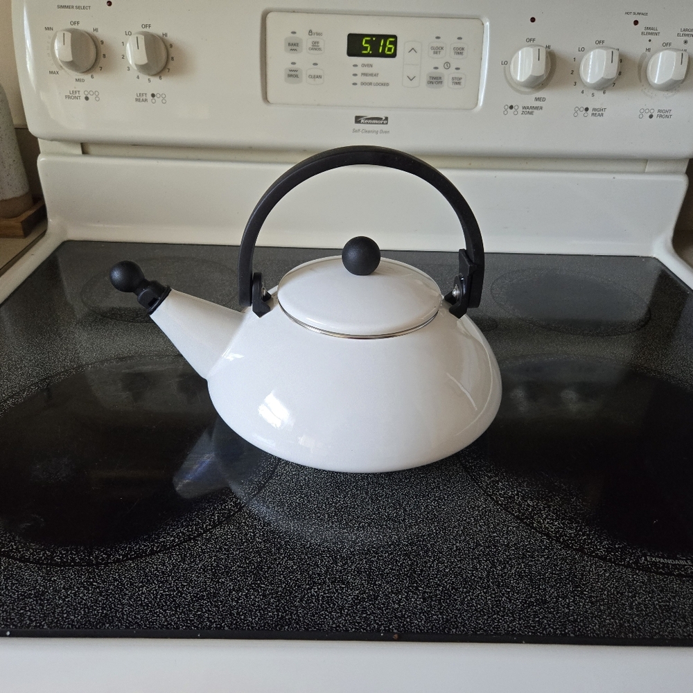 Vintage Le Creuset Zen Whistling Tea Kettle 1.5 litre